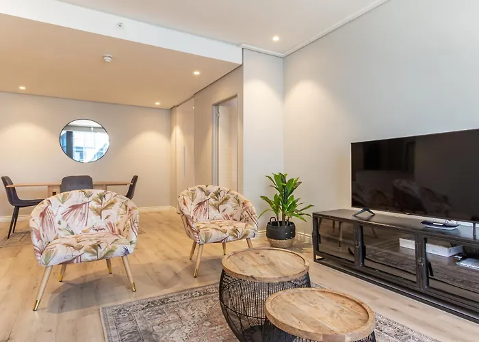 Beautiful Family Apartment With Amazing Views @ 16 On Bree