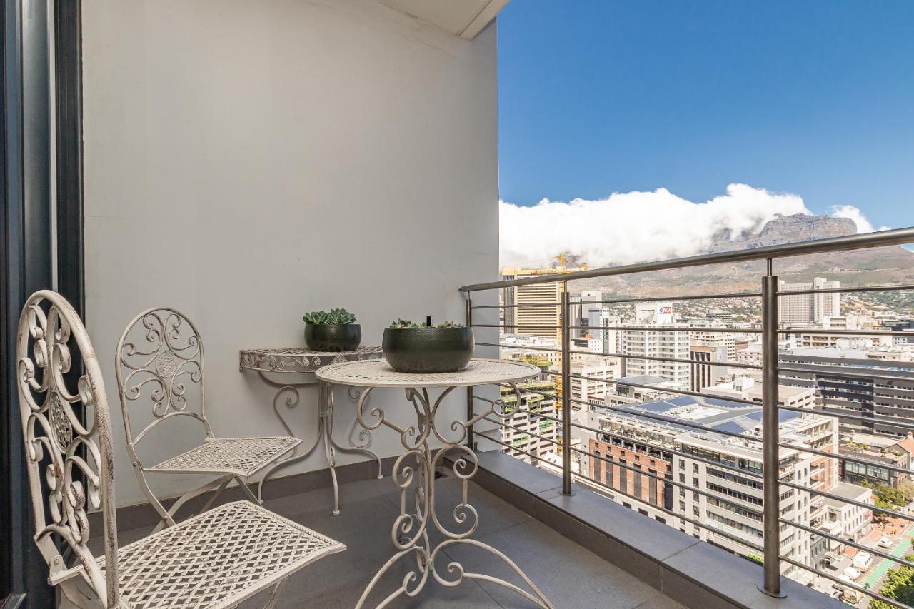 Beautiful Family With Amazing Views @ 16 On Bree * Cape Town