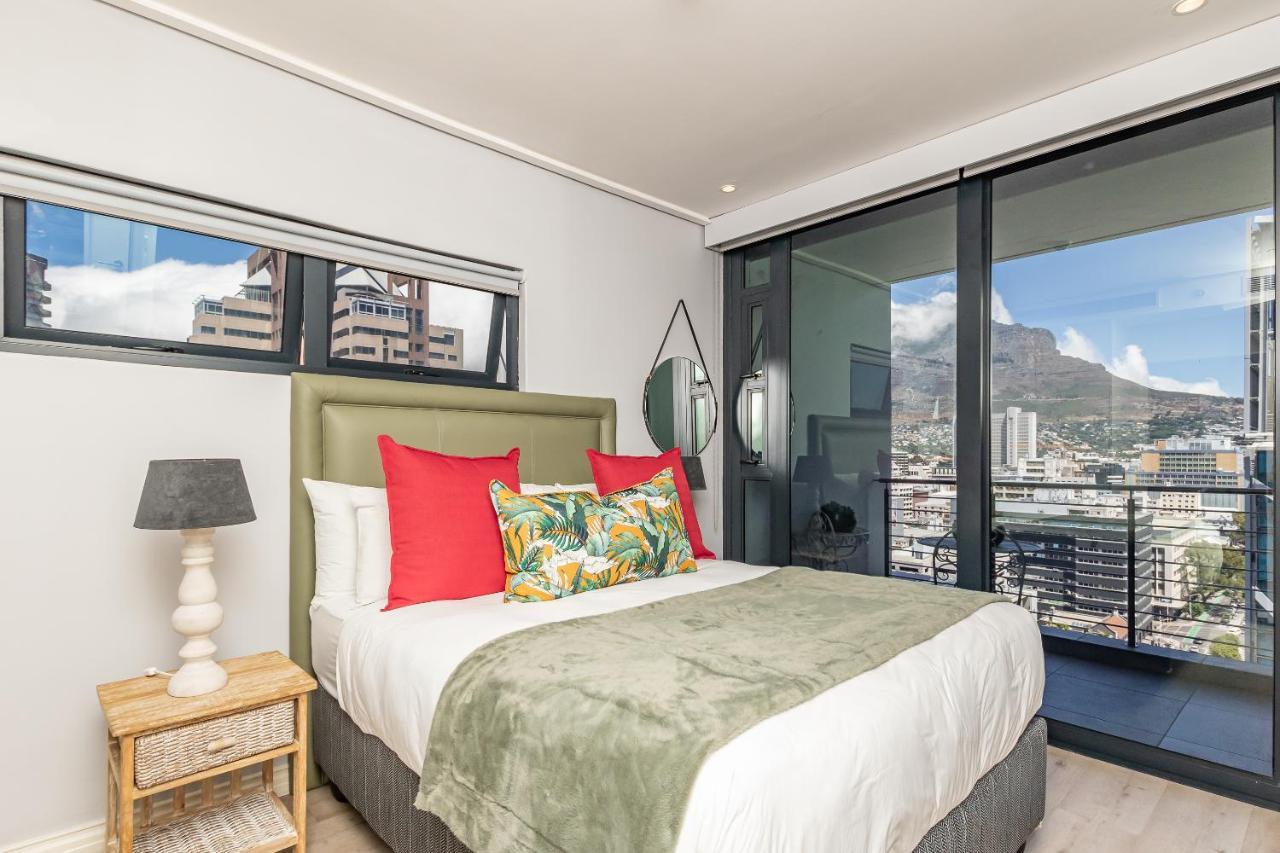 Beautiful Family With Amazing Views @ 16 On Bree * Cape Town