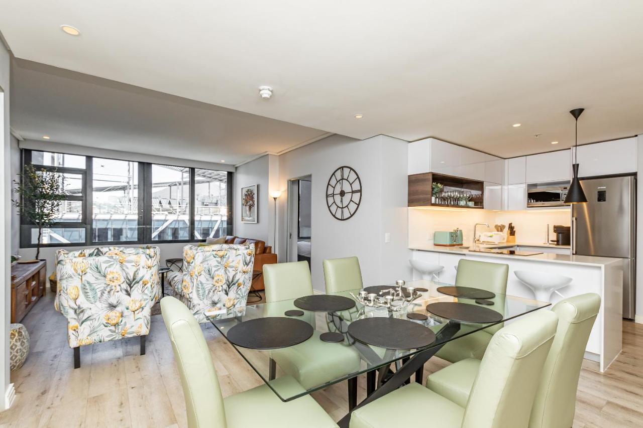 Beautiful Family With Amazing Views @ 16 On Bree Apartment *