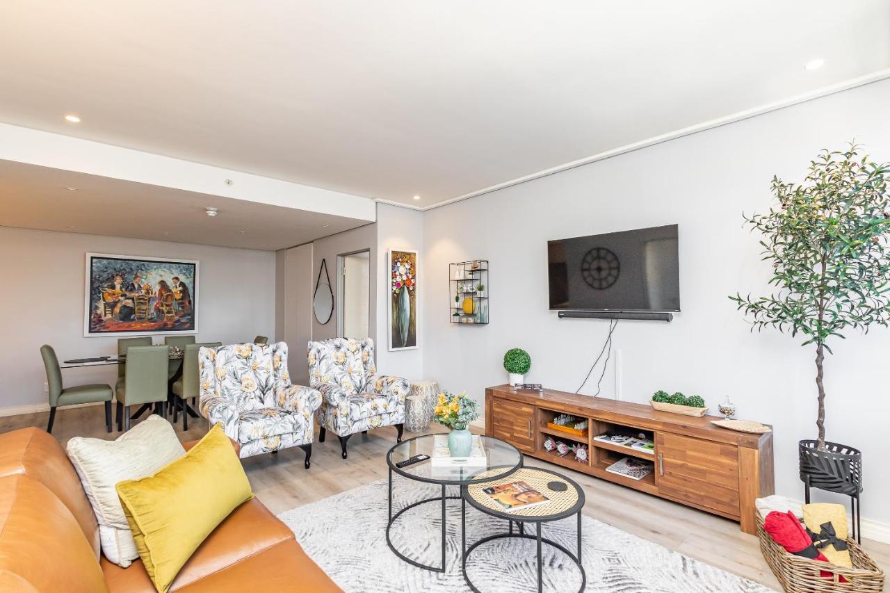 Beautiful Family With Amazing Views @ 16 On Bree Apartment