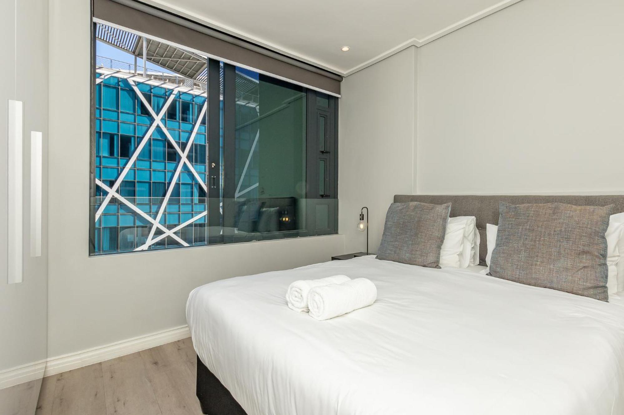 Beautiful Family With Amazing Views @ 16 On Bree