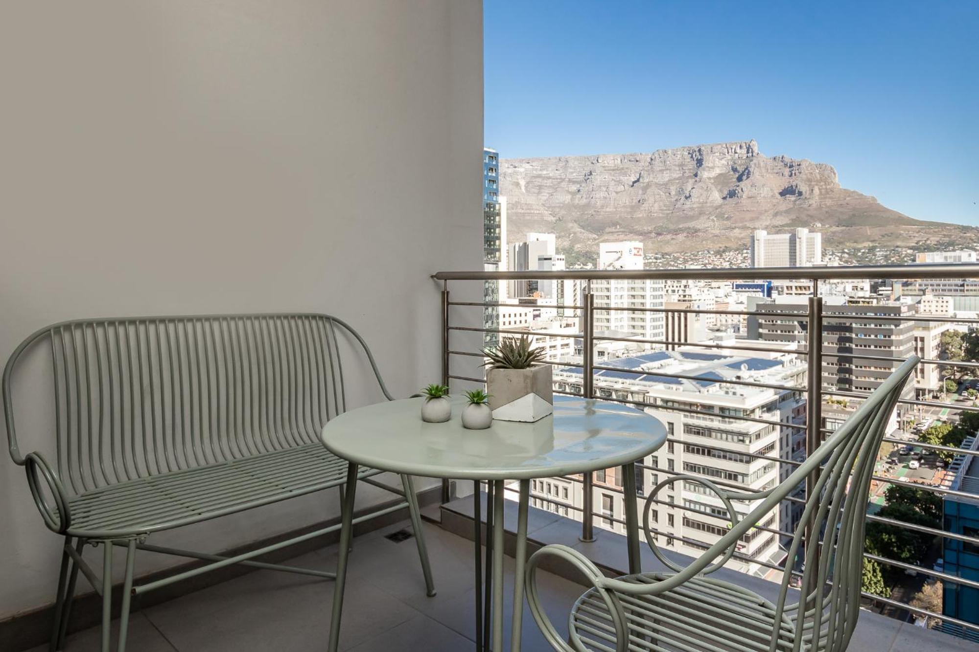 Beautiful Family With Amazing Views @ 16 On Bree *