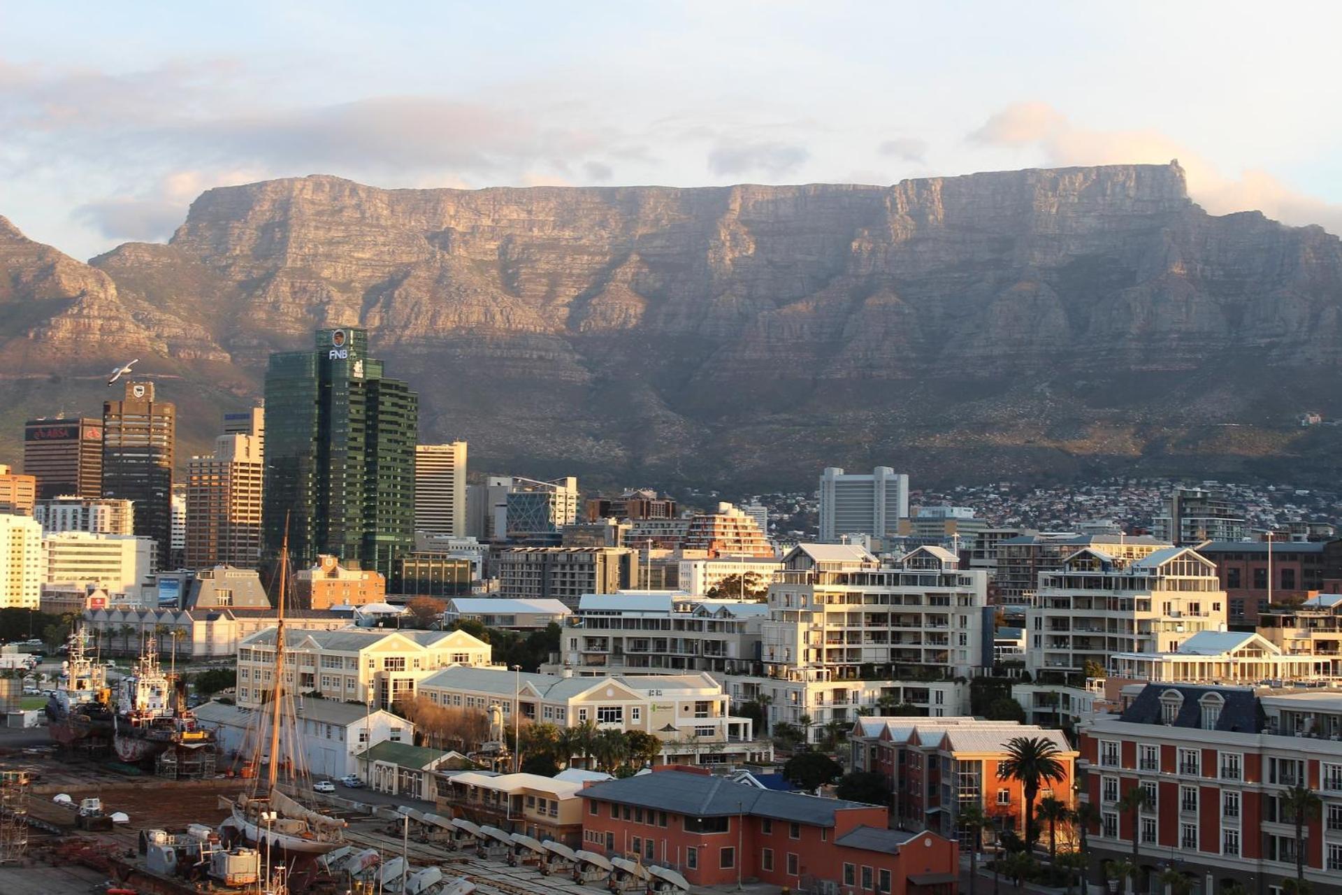Beautiful Family With Amazing Views @ 16 On Bree * Cape Town